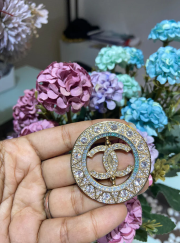 CC ROUND EMBELLISHED BROOCH
