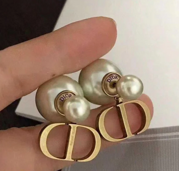 Pre Order Classic pearl earring