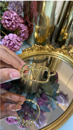 V Gold bracelet